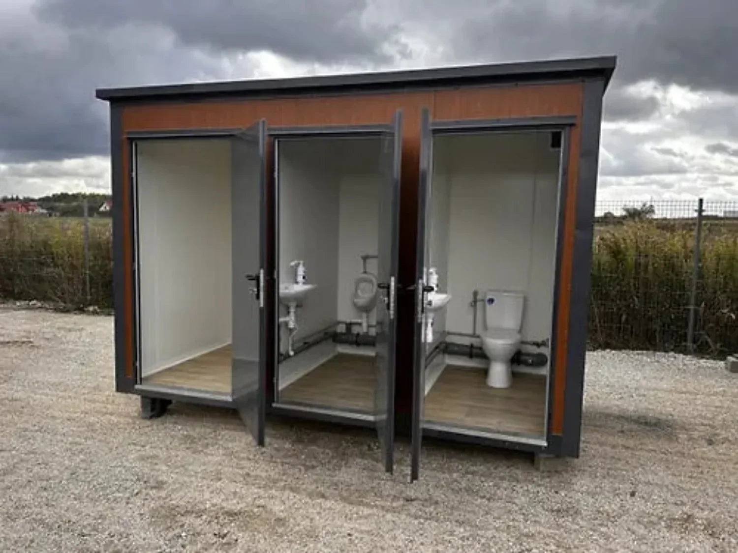 Sanitärcontainer vom Typ Pavilion mit Dreifachkabine