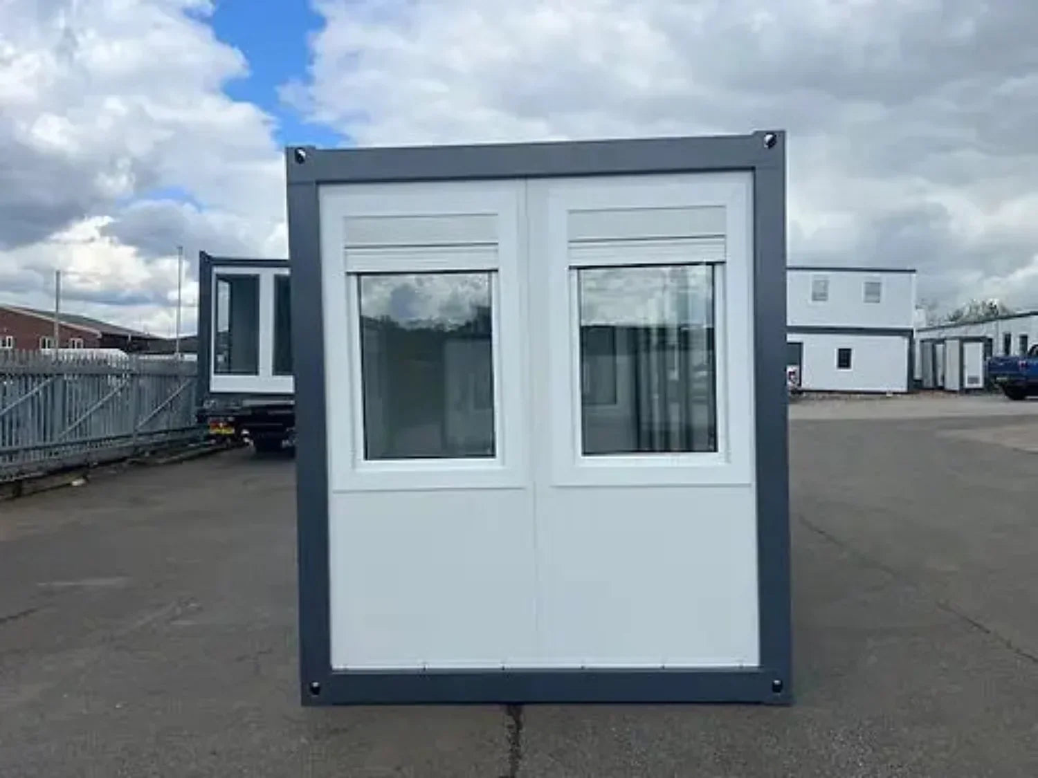 Bürocontainer mit Panoramafenstern (mobil & tragbar)