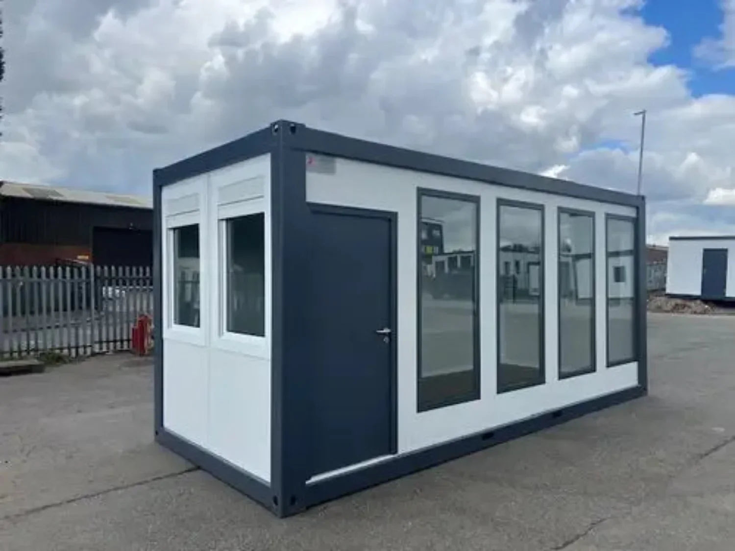 Bürocontainer mit Panoramafenstern (mobil & tragbar)