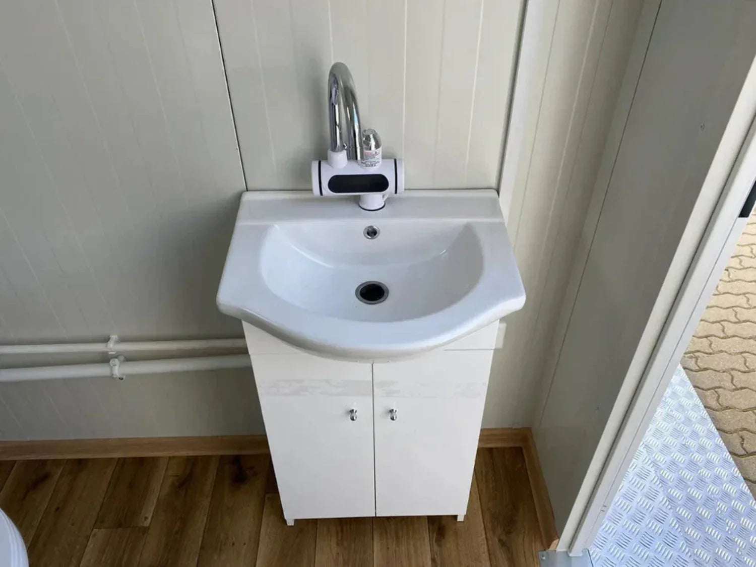 Doppelter Sanitärcontainer mit Abwassertank – WC-Container mit integriertem Fäkalientank