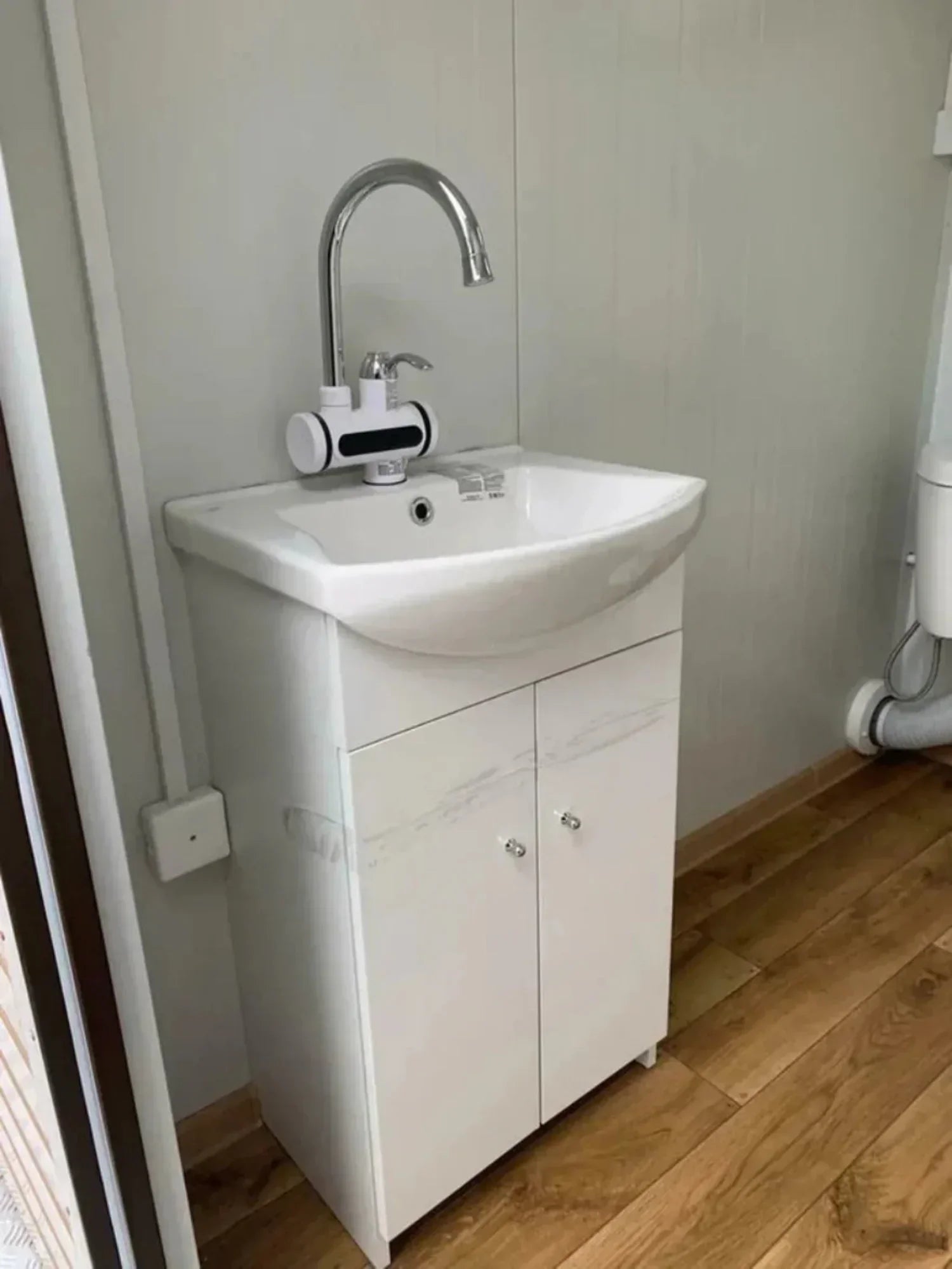 Doppelter Sanitärcontainer mit Abwassertank – WC-Container mit integriertem Fäkalientank
