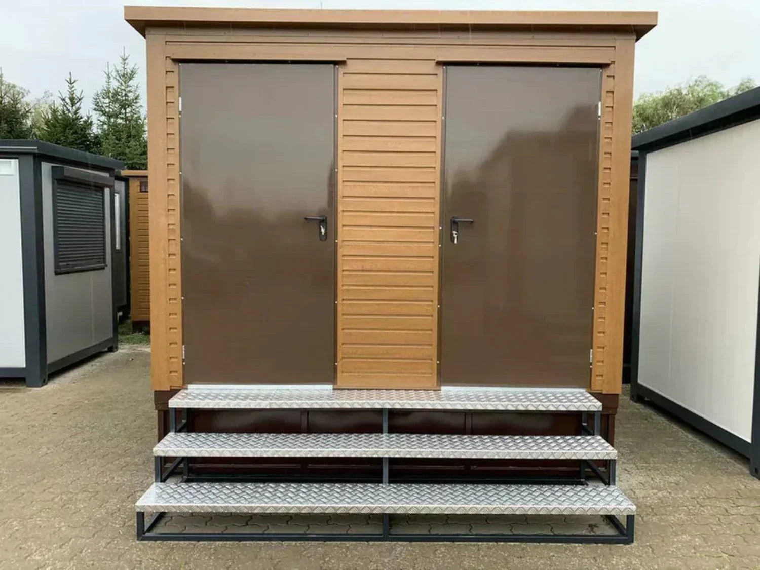 Doppelter Sanitärcontainer mit Abwassertank – WC-Container mit integriertem Fäkalientank