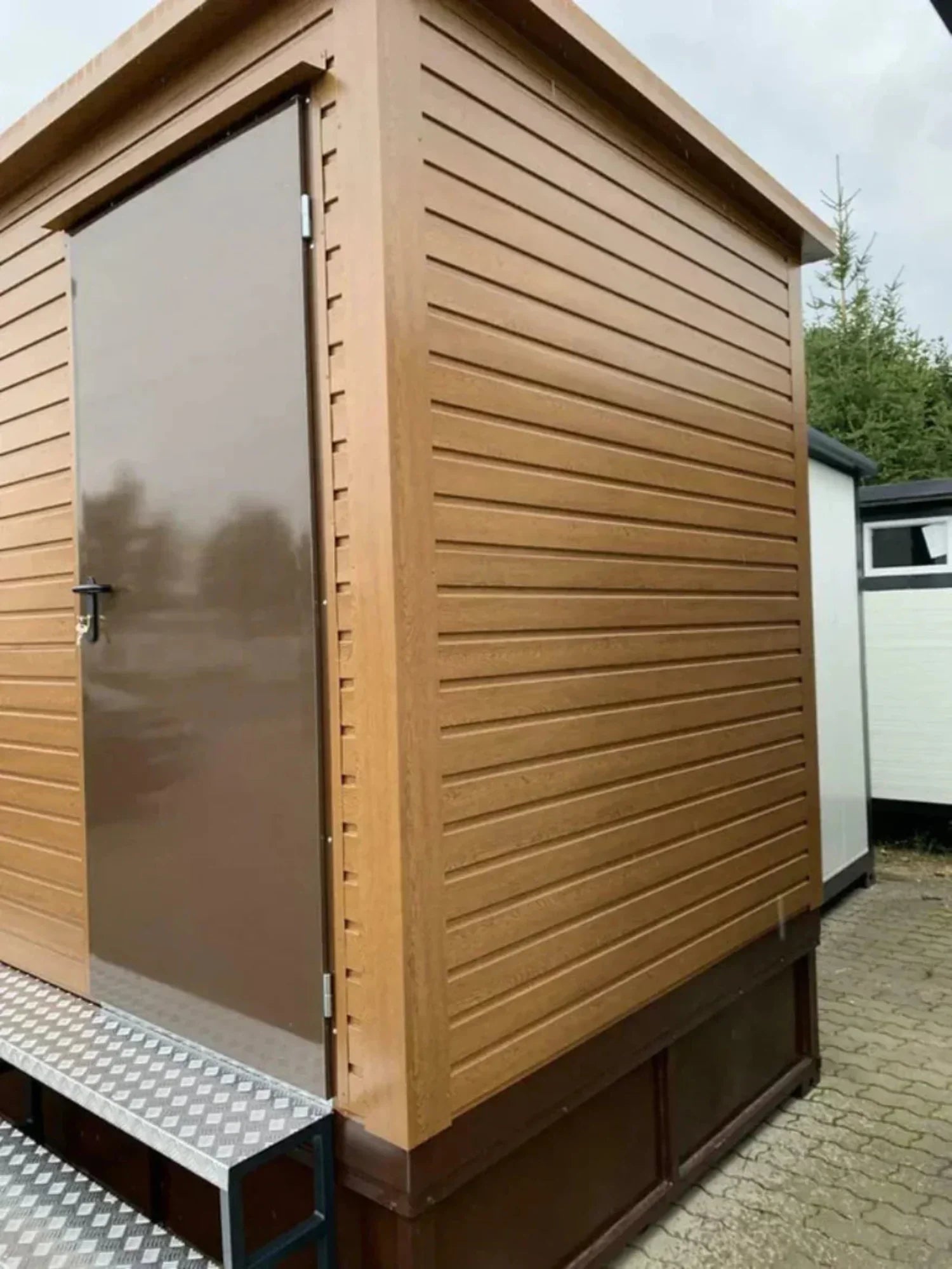 Doppelter Sanitärcontainer mit Abwassertank – WC-Container mit integriertem Fäkalientank