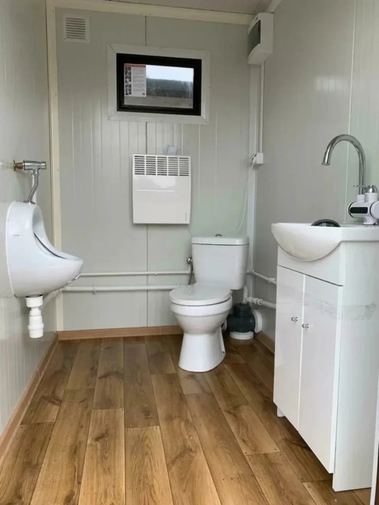 Doppelter Sanitärcontainer mit Abwassertank – WC-Container mit integriertem Fäkalientank