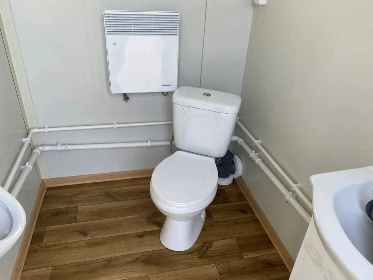 Doppelter Sanitärcontainer mit Abwassertank – WC-Container mit integriertem Fäkalientank