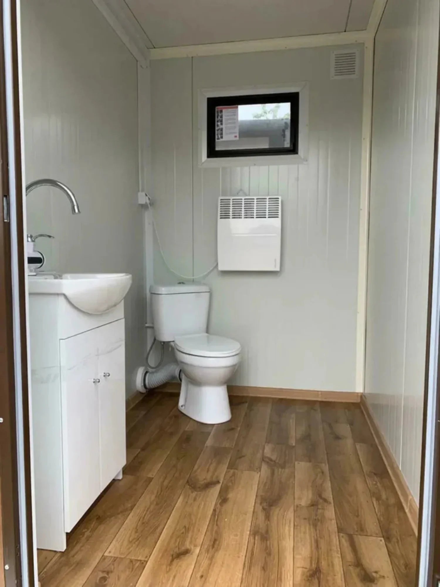 Doppelter Sanitärcontainer mit Abwassertank – WC-Container mit integriertem Fäkalientank