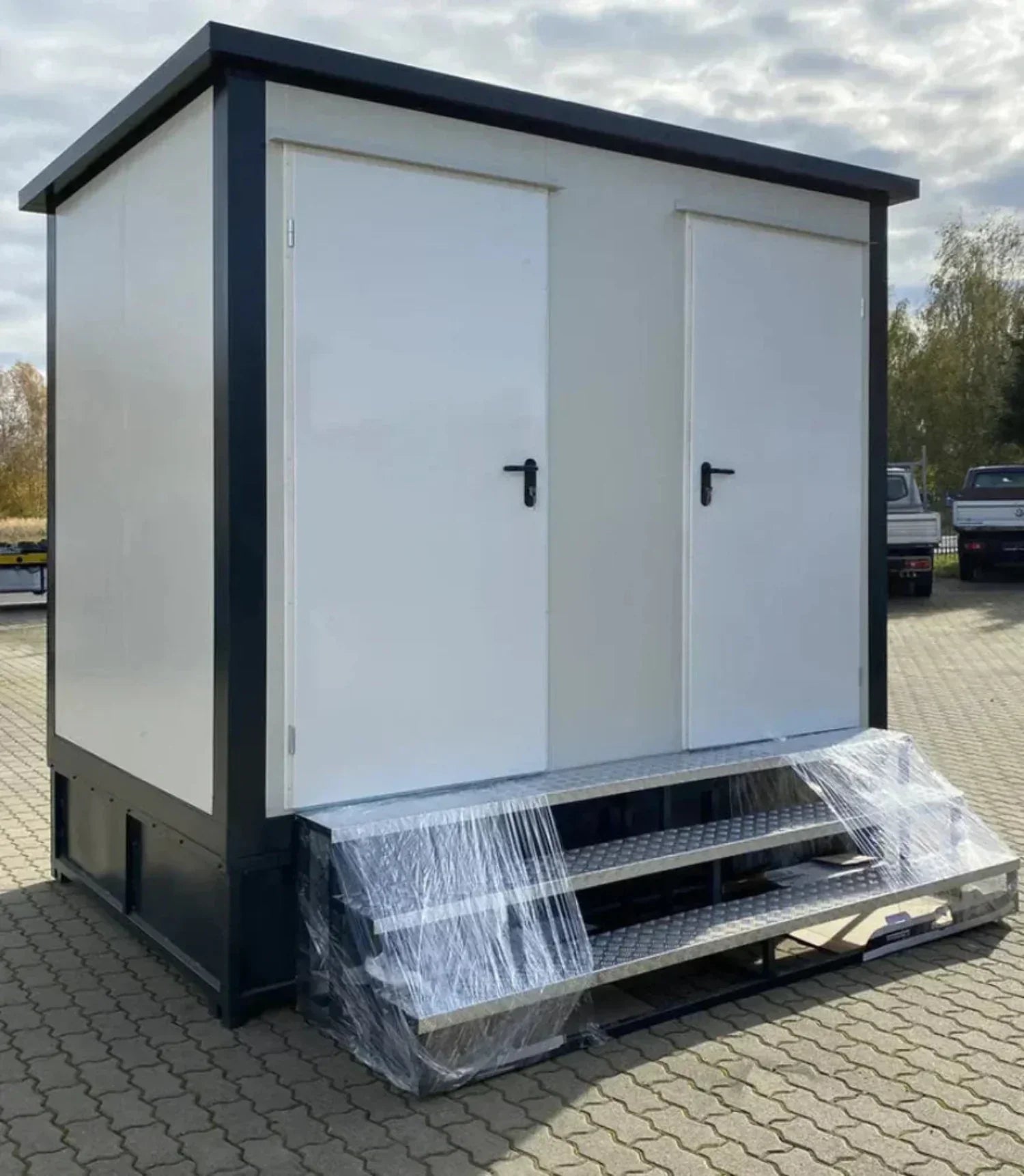 Doppelter Sanitärcontainer mit Abwassertank (weiß) – WC-Container mit integriertem Fäkalientank