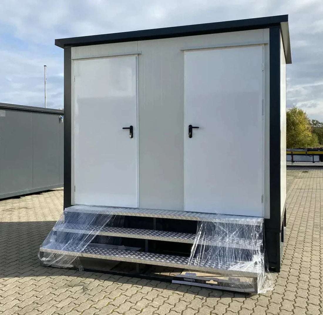 Doppelter Sanitärcontainer mit Abwassertank (weiß) – WC-Container mit integriertem Fäkalientank