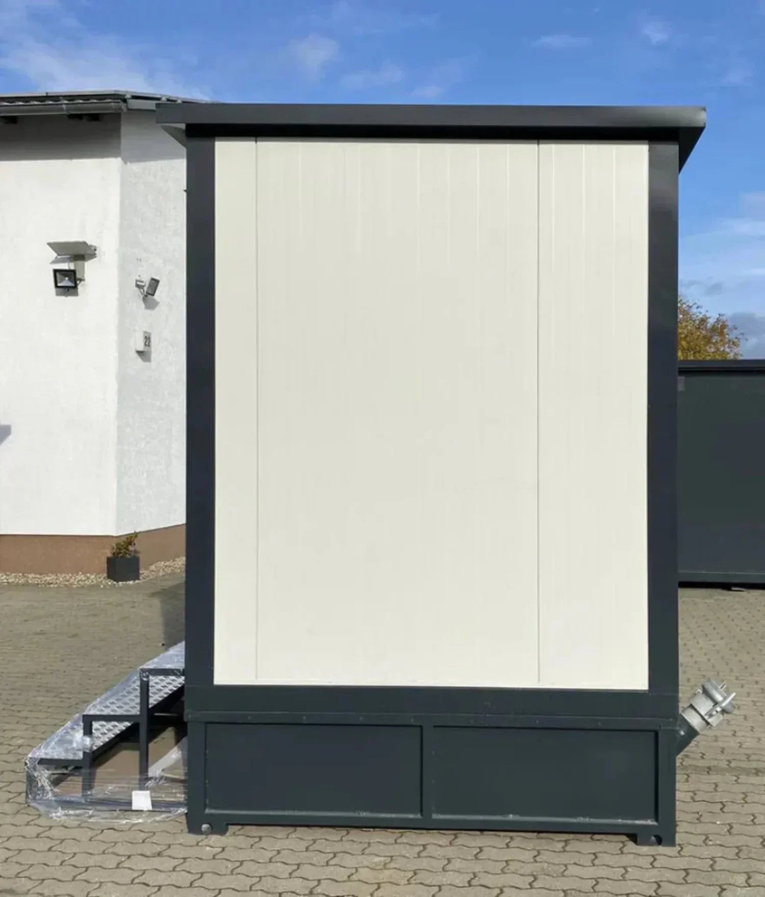 Doppelter Sanitärcontainer mit Abwassertank (weiß) – WC-Container mit integriertem Fäkalientank
