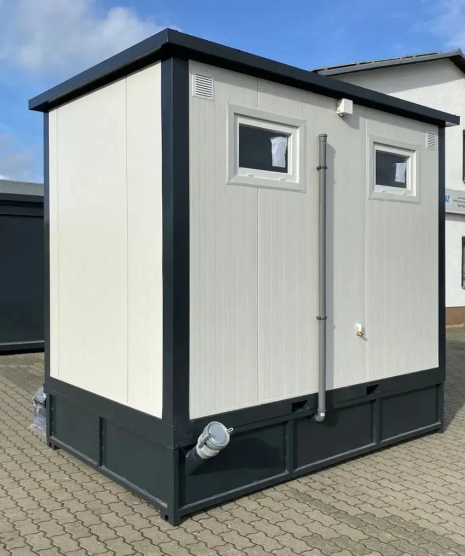 Doppelter Sanitärcontainer mit Abwassertank (weiß) – WC-Container mit integriertem Fäkalientank