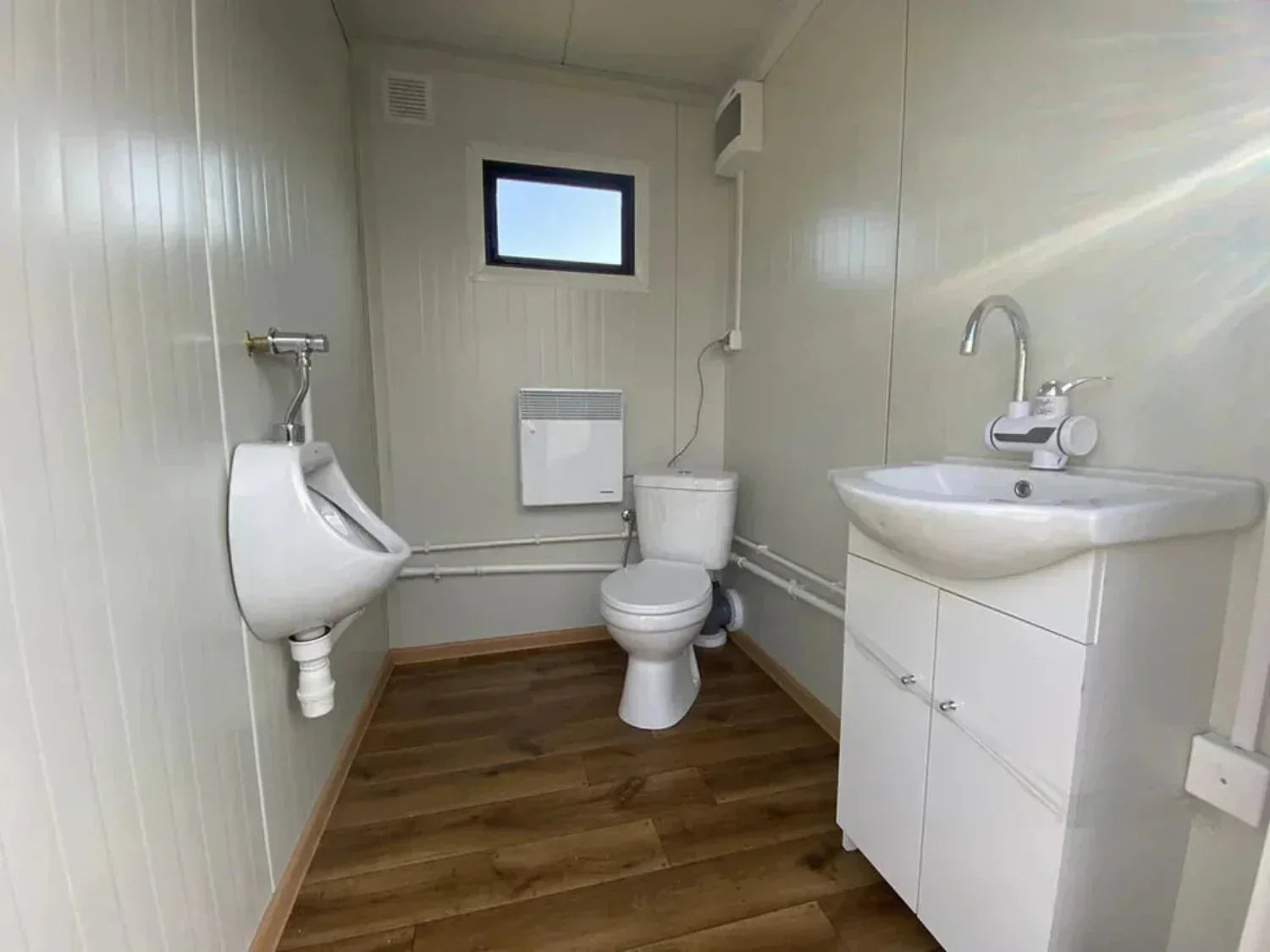 Doppelter Sanitärcontainer mit Abwassertank (weiß) – WC-Container mit integriertem Fäkalientank