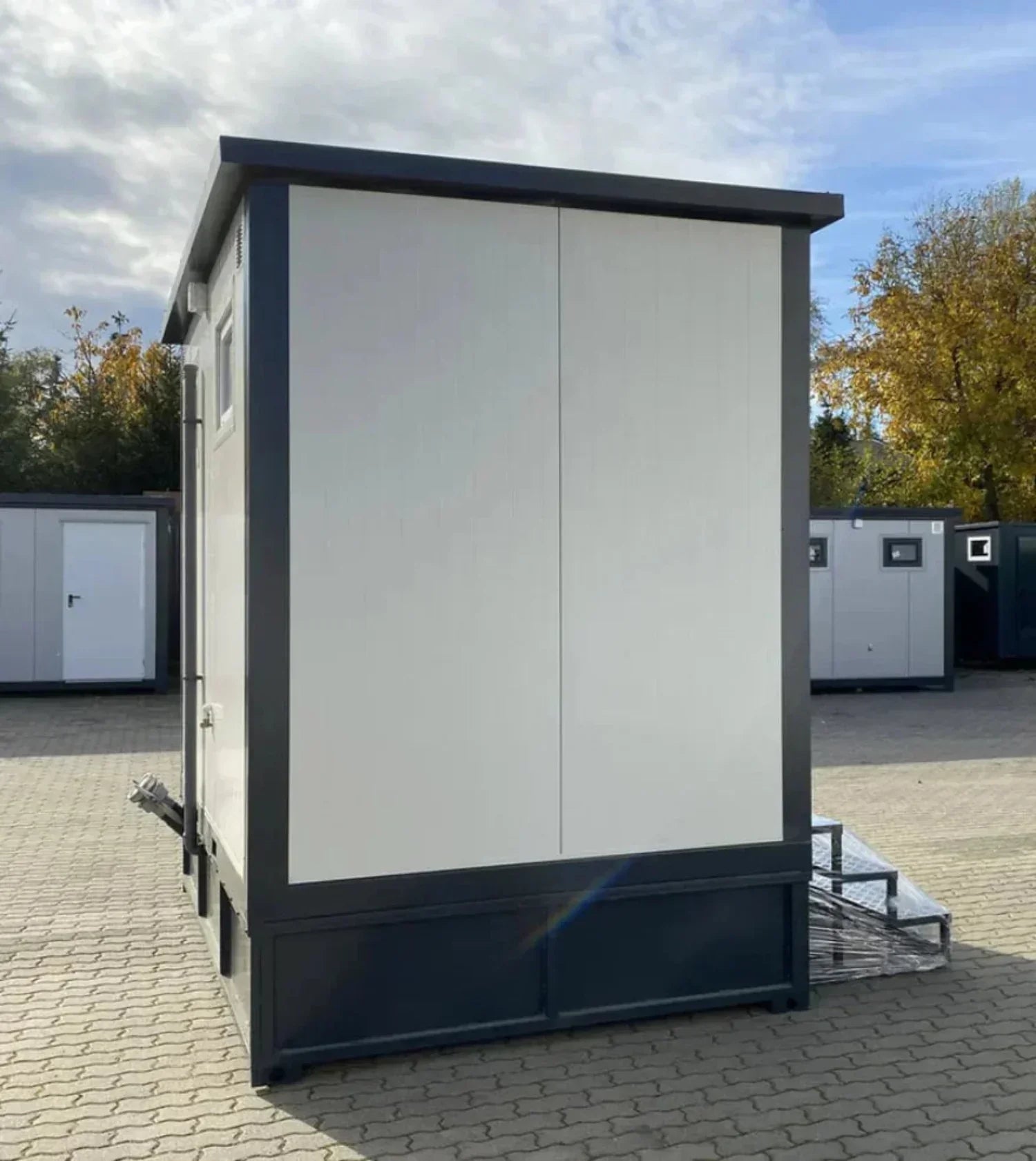 Doppelter Sanitärcontainer mit Abwassertank (weiß) – WC-Container mit integriertem Fäkalientank