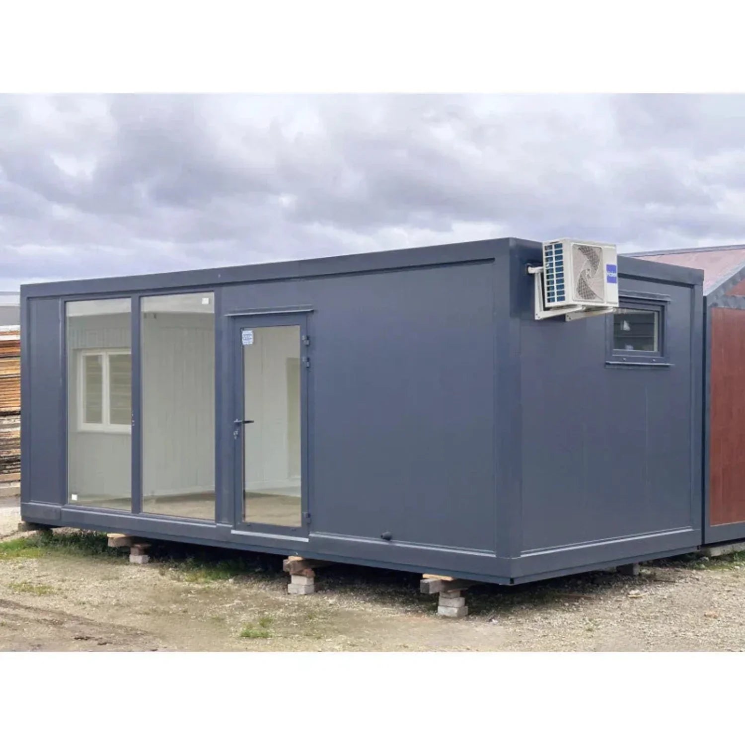 Hochcontainer 7 × 3 m – mit großen Vitrinen, Klimaanlage und Badezimmer