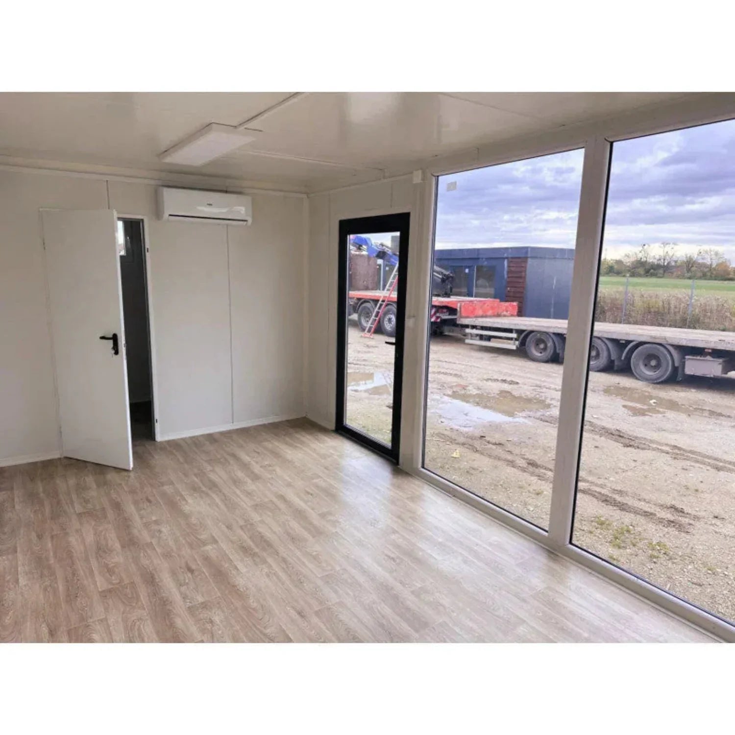 Hochcontainer 7 × 3 m – mit großen Vitrinen, Klimaanlage und Badezimmer