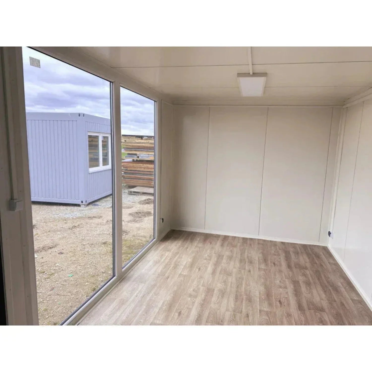 Hochcontainer 7 × 3 m – mit großen Vitrinen, Klimaanlage und Badezimmer