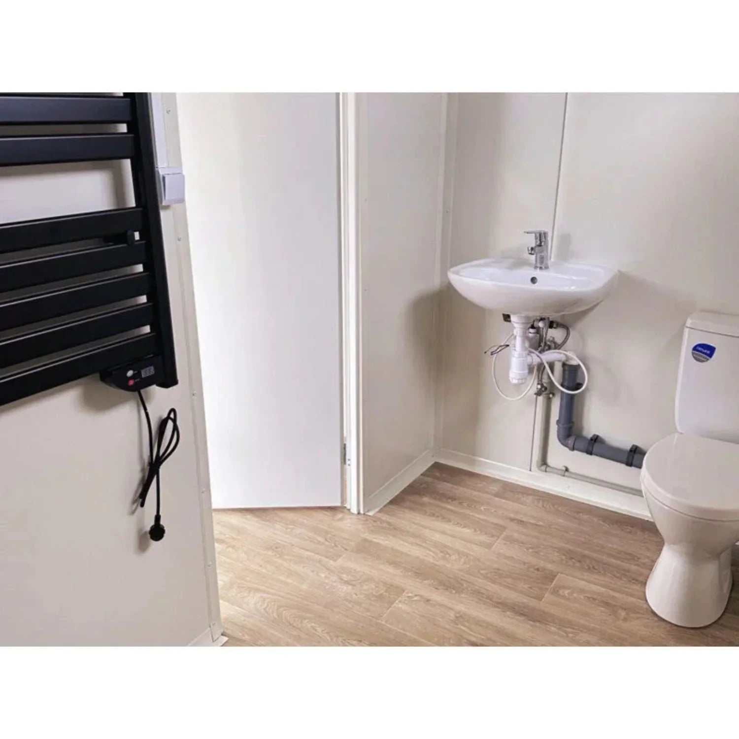 Hochcontainer 7 × 3 m – mit großen Vitrinen, Klimaanlage und Badezimmer