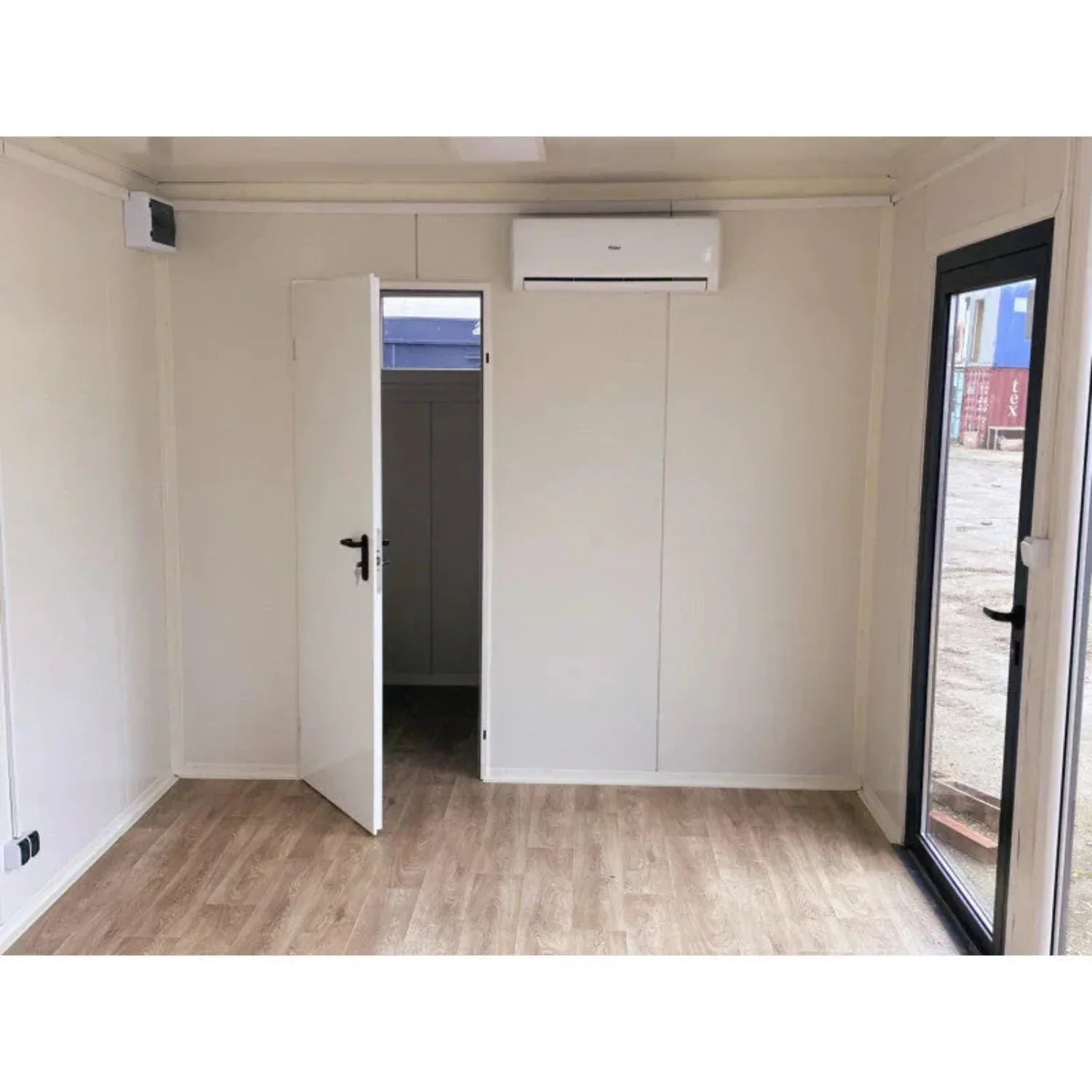 Hochcontainer 7 × 3 m – mit großen Vitrinen, Klimaanlage und Badezimmer