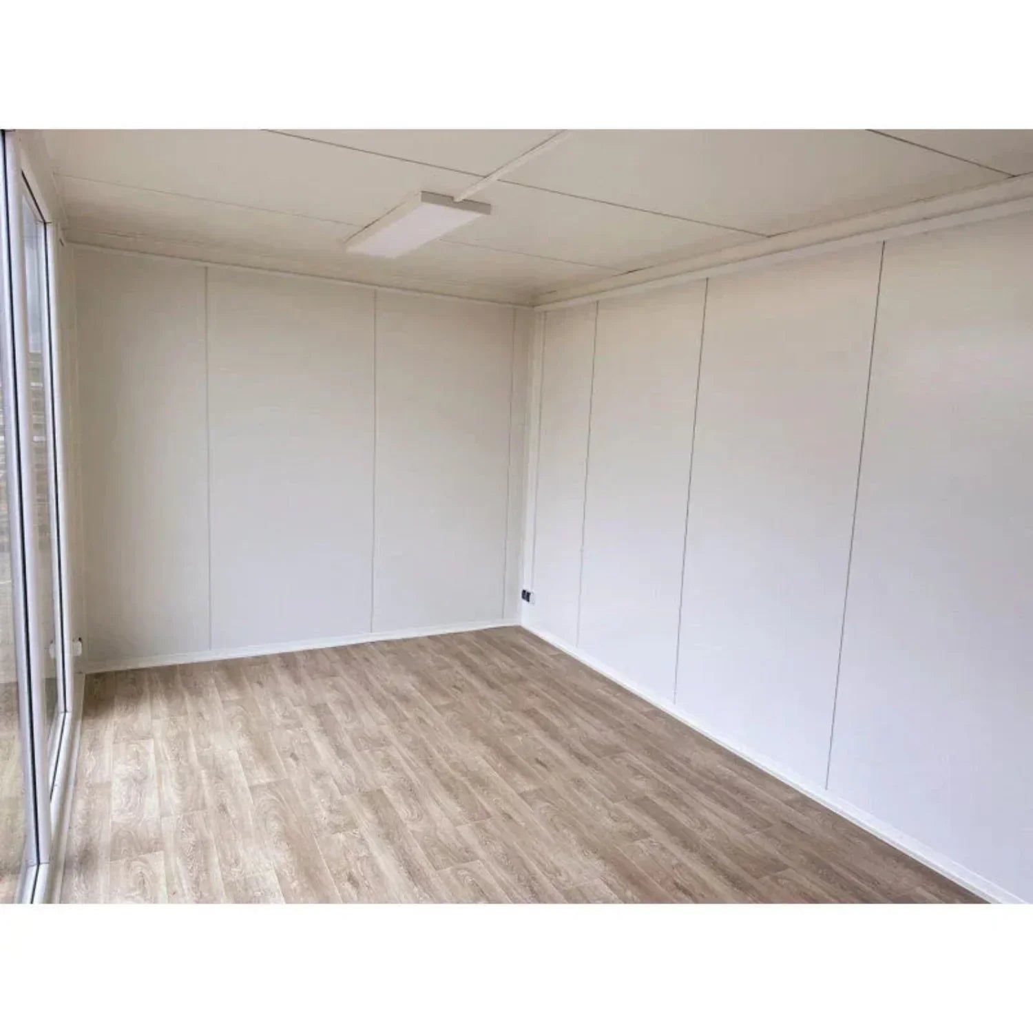 Hochcontainer 7 × 3 m – mit großen Vitrinen, Klimaanlage und Badezimmer