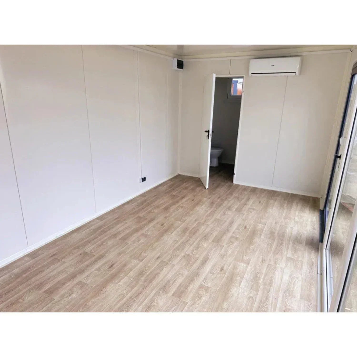 Hochcontainer 7 × 3 m – mit großen Vitrinen, Klimaanlage und Badezimmer