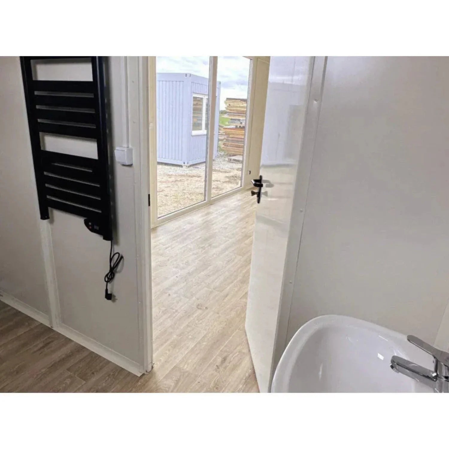 Hochcontainer 7 × 3 m – mit großen Vitrinen, Klimaanlage und Badezimmer