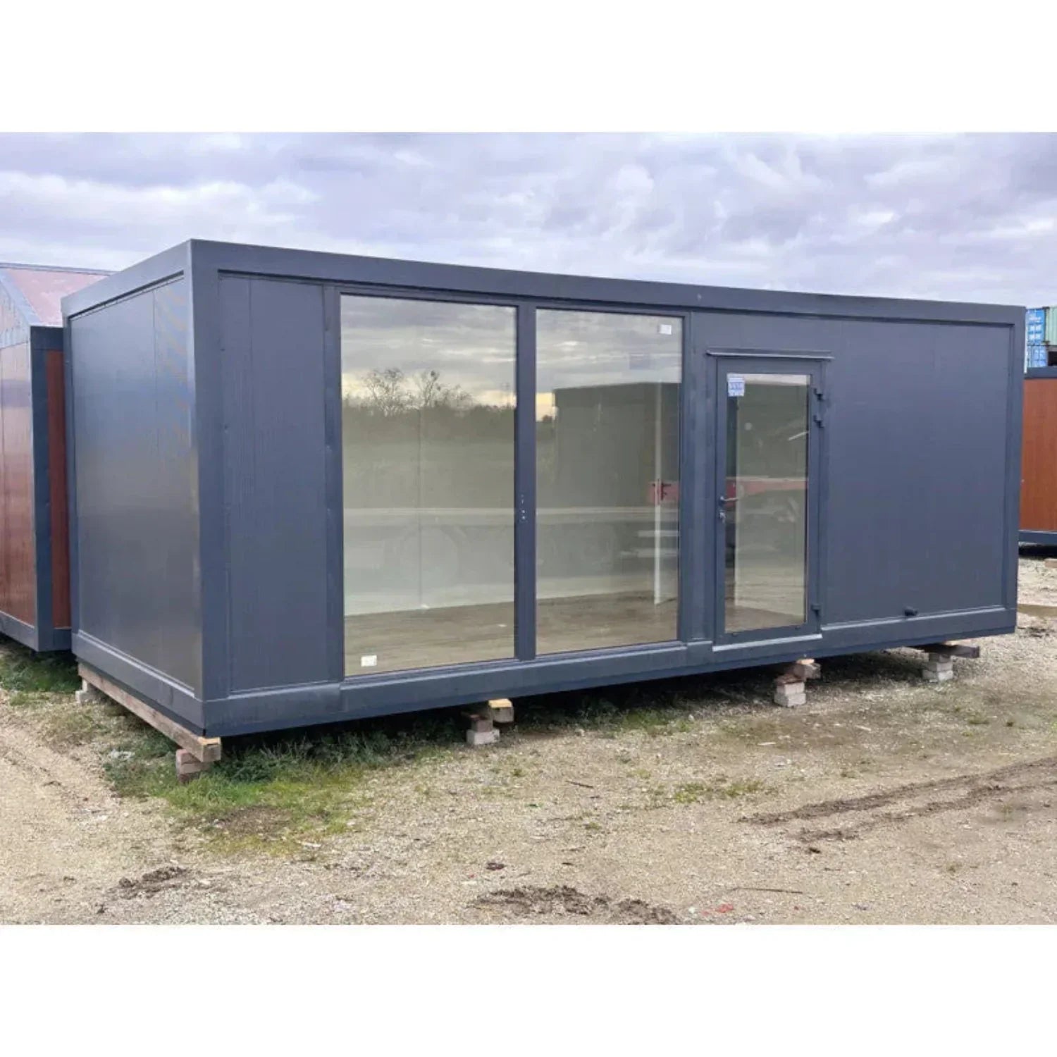 Hochcontainer 7 × 3 m – mit großen Vitrinen, Klimaanlage und Badezimmer
