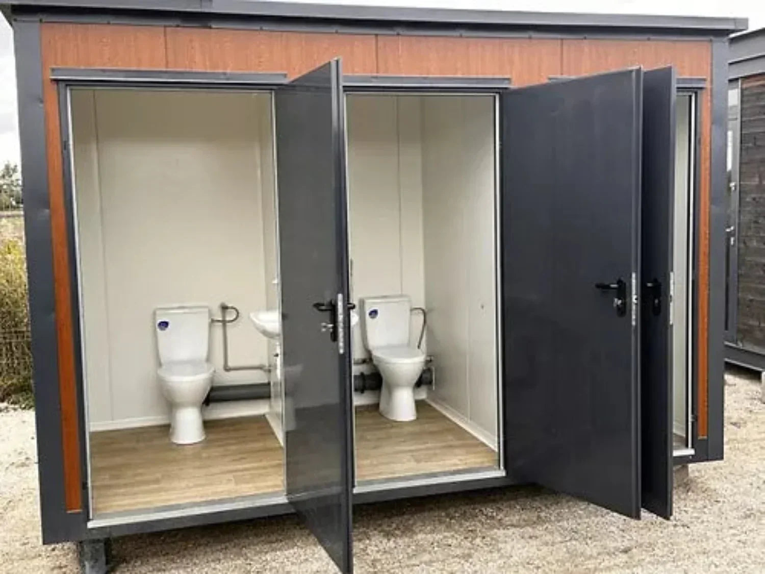 Sanitärcontainer vom Typ Pavilion mit Dreifachkabine