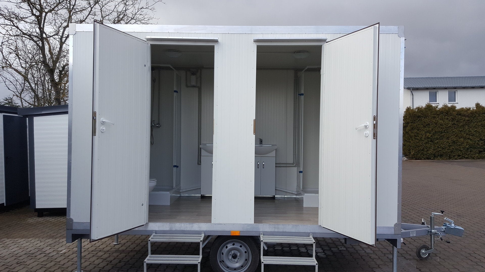 Mobiler Toilettenwagen mit Doppel-WC und Dusche – Sofort Einsatzbereit
