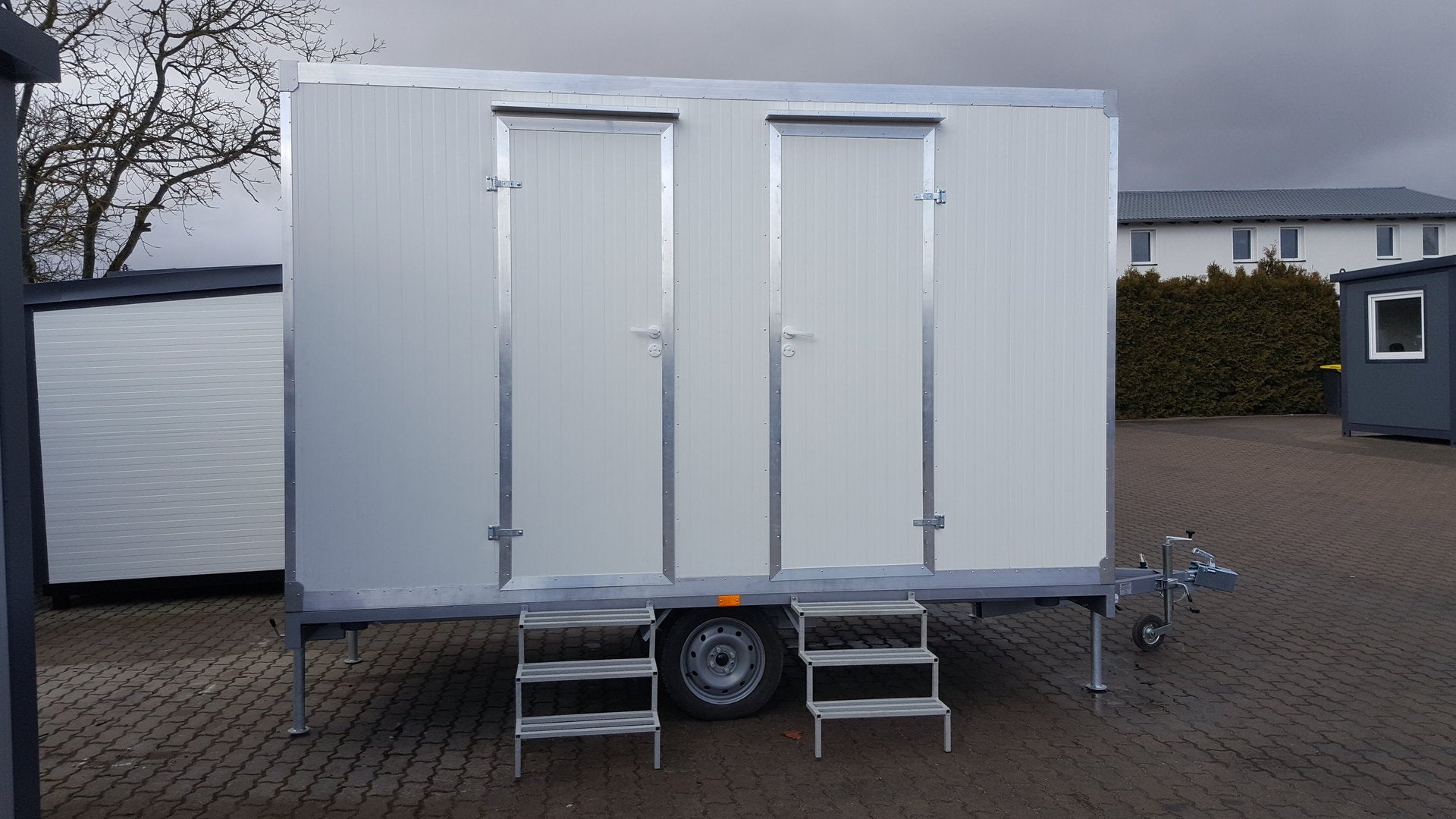 Mobiler Toilettenwagen mit Doppel-WC und Dusche – Sofort Einsatzbereit