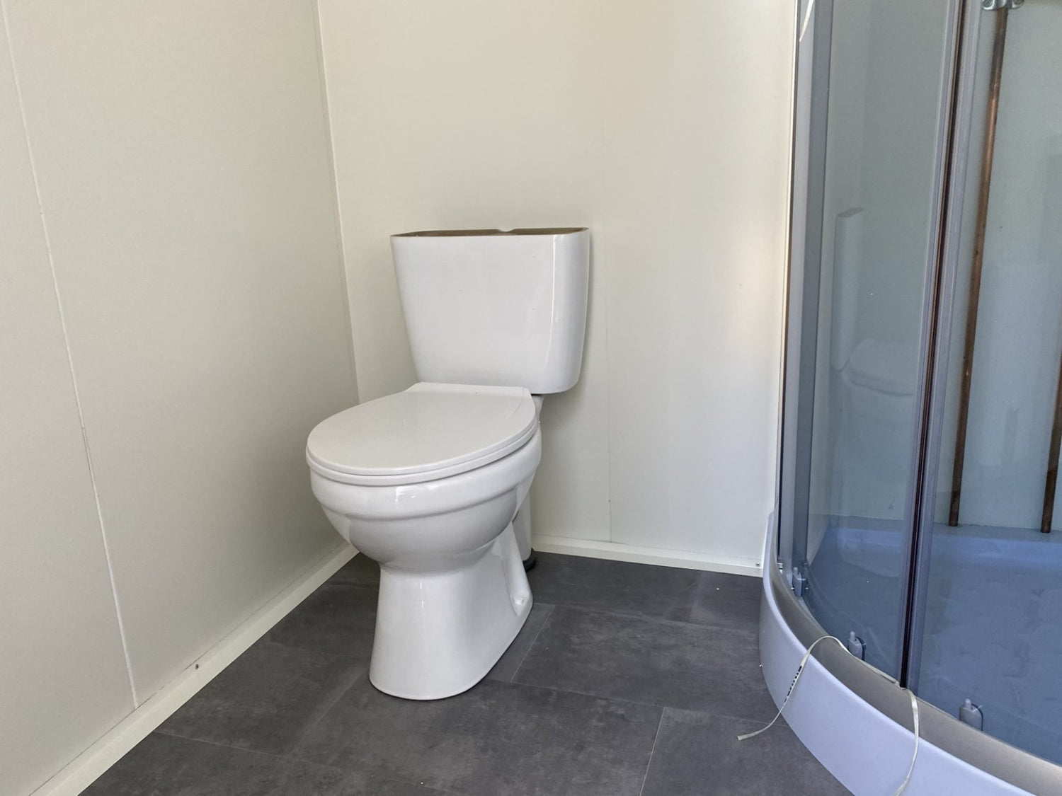 Mobiler Toilettenwagen mit Doppel-WC und Dusche – Sofort Einsatzbereit