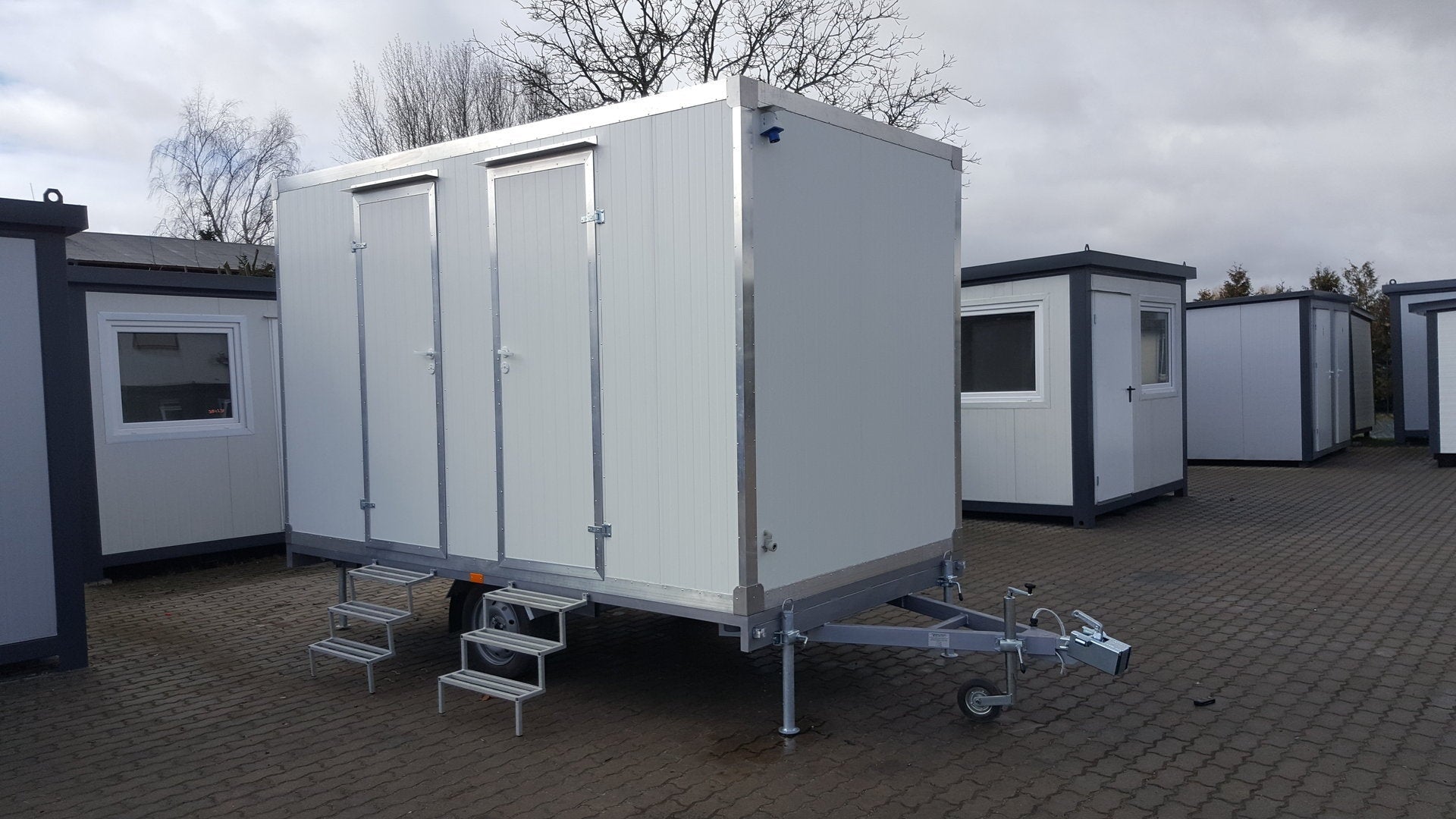 Mobiler Toilettenwagen mit Doppel-WC und Dusche – Sofort Einsatzbereit