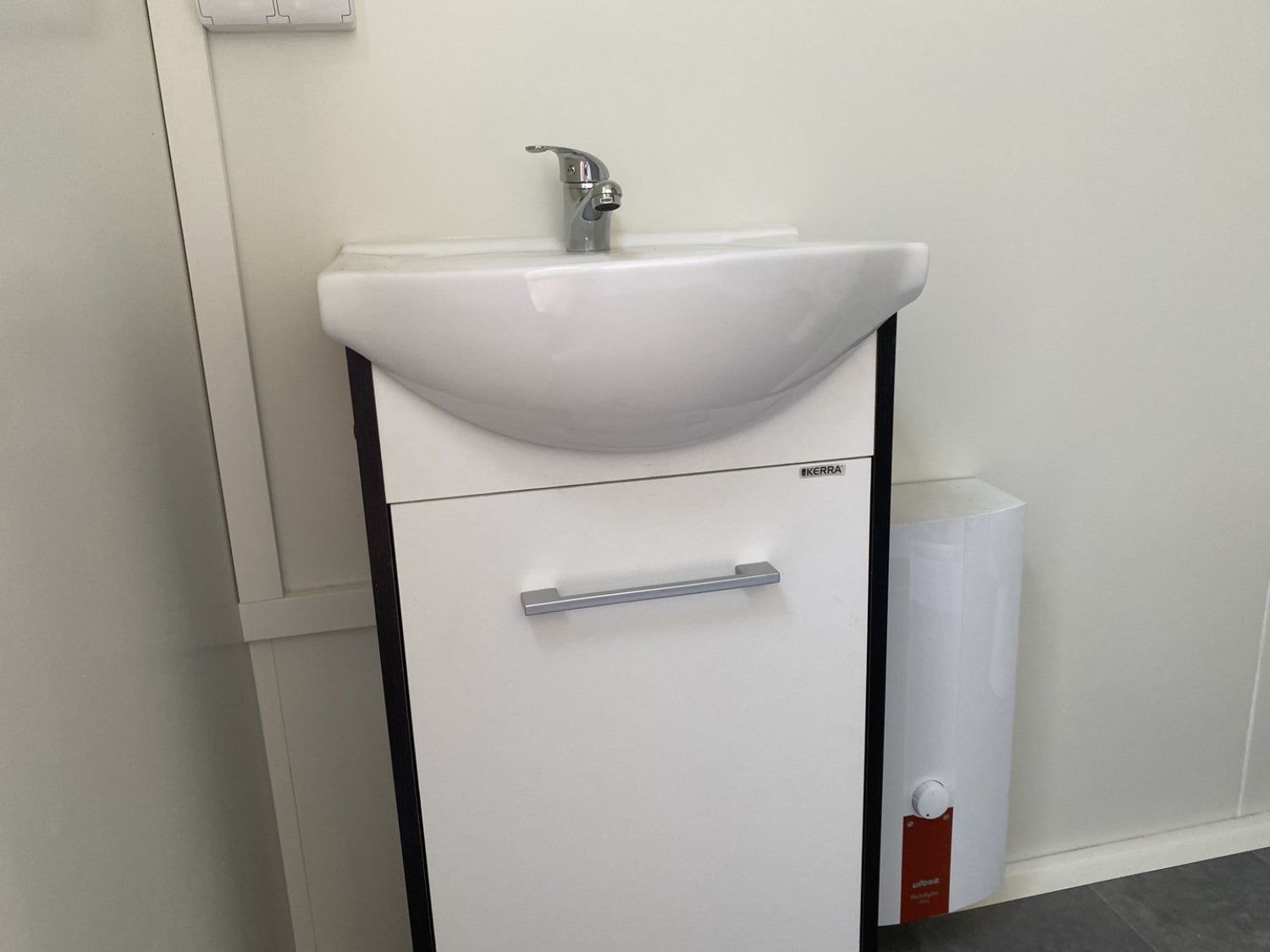 Mobiler Toilettenwagen mit Doppel-WC und Dusche – Sofort Einsatzbereit