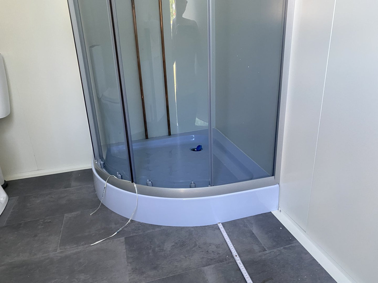 Mobiler_Toilettenwagen_mit_Doppel-WC_und_Dusche_Sofort_Einsatzbereit_ghh