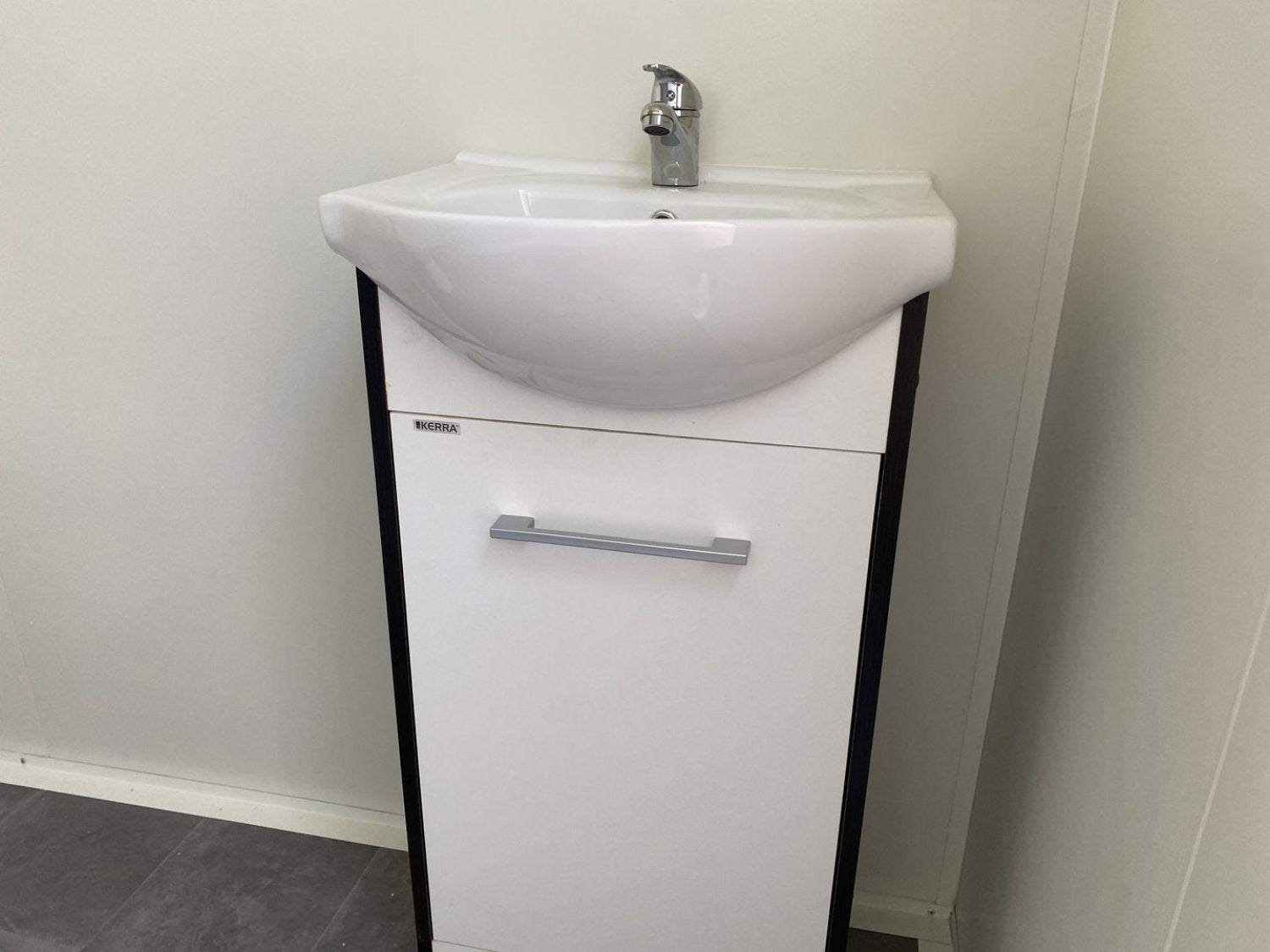 Mobiler Toilettenwagen mit Doppel-WC und Dusche – Sofort Einsatzbereit