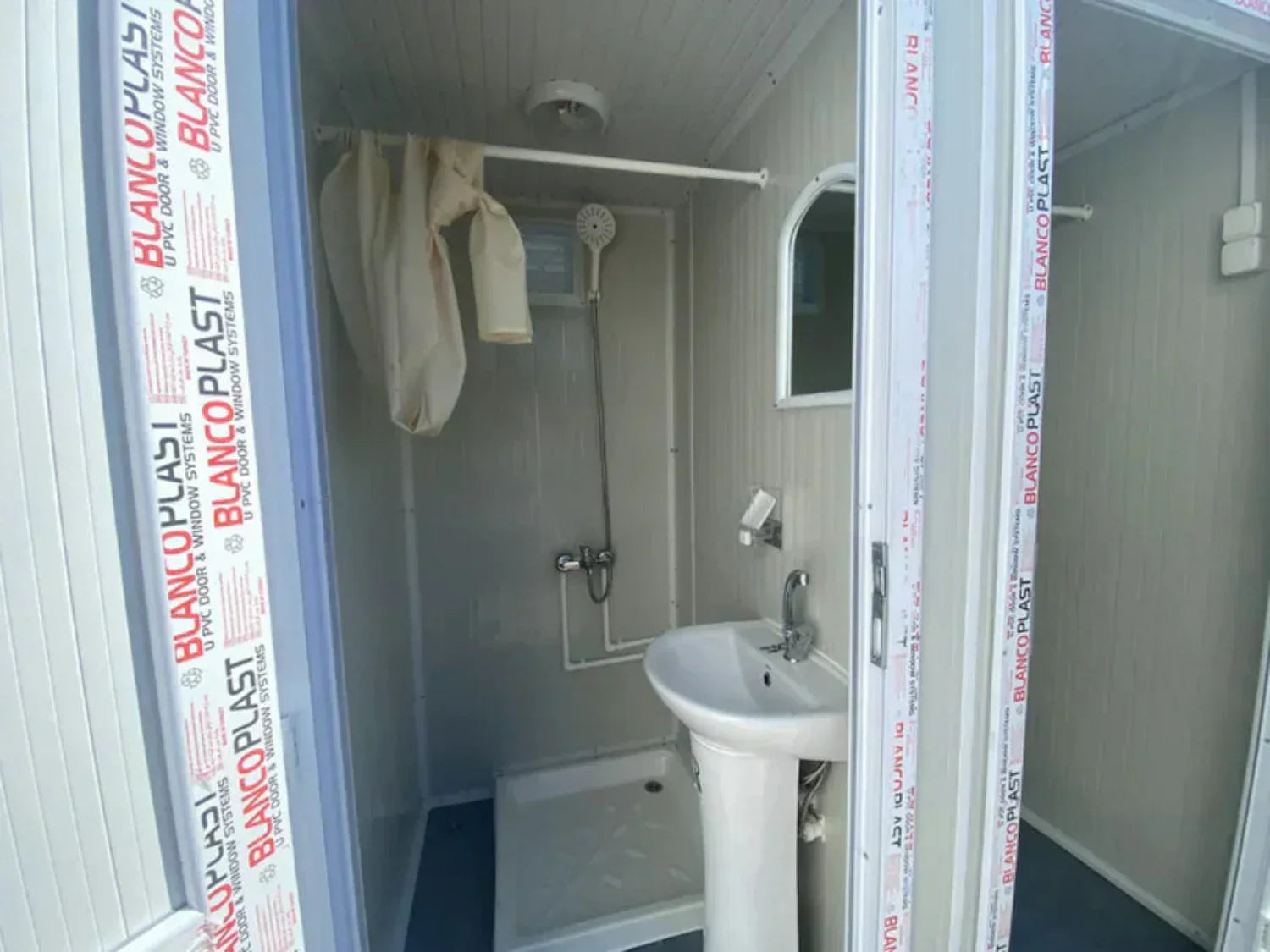 Sanitärcontainer 1,30 x 2,05 m mit Doppeldusche