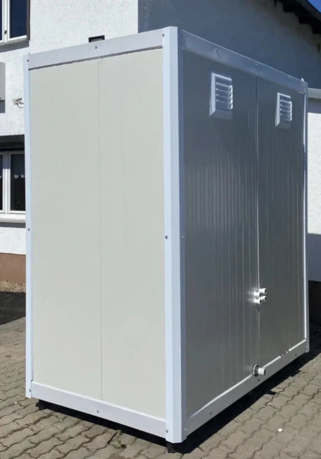 Sanitärcontainer 1,30 x 2,05 m mit Doppeldusche