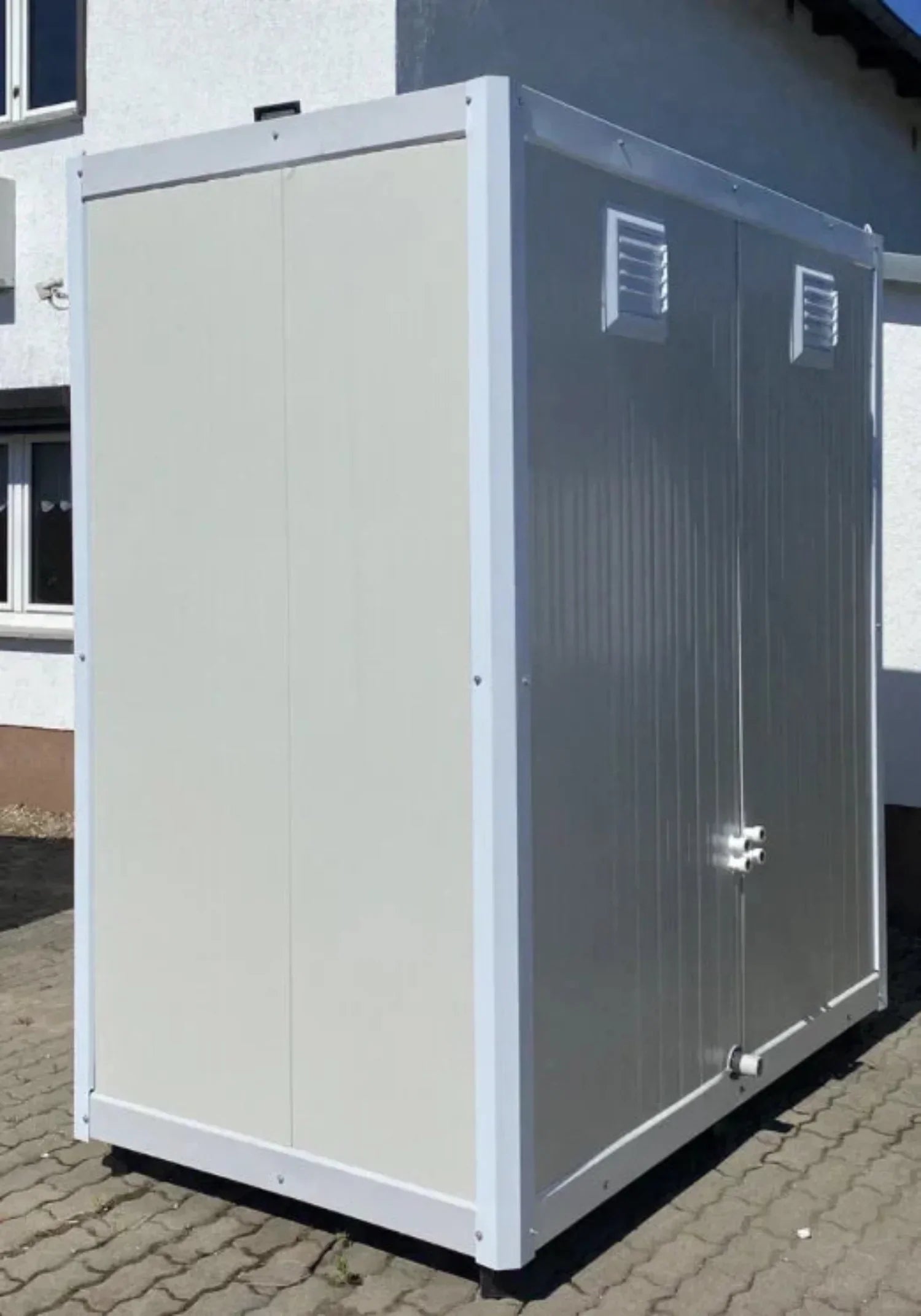 Sanitärcontainer 1,30 x 2,05 m mit Doppeldusche