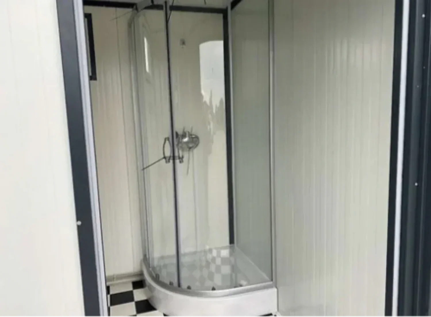 Sanitärcontainer 4 x 2 m mit Dusche und Doppel-WC – komplett ausgestatteter WC-Duschcontainer