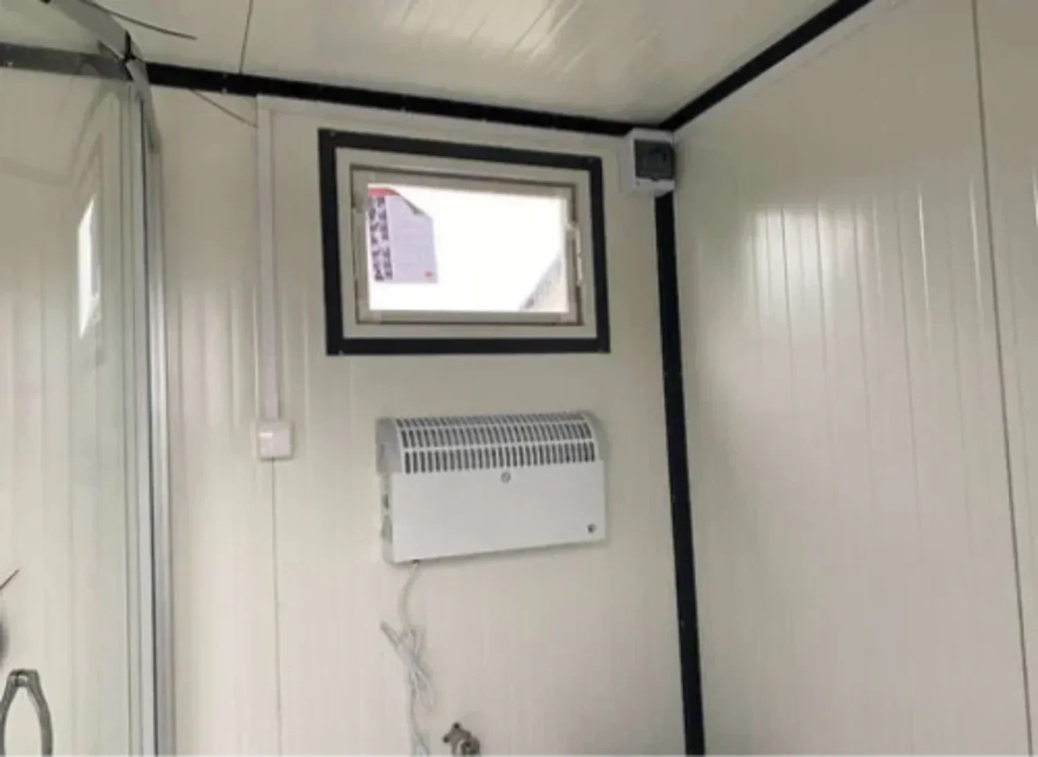 Sanitärcontainer 4 x 2 m mit Dusche und Doppel-WC – komplett ausgestatteter WC-Duschcontainer