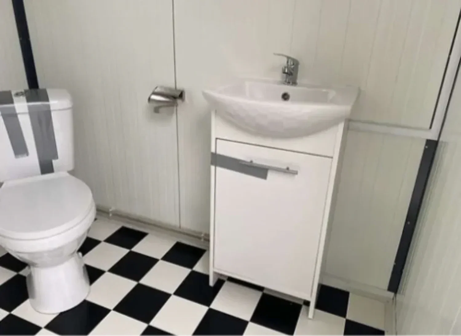 Sanitärcontainer 4 x 2 m mit Dusche und Doppel-WC – komplett ausgestatteter WC-Duschcontainer