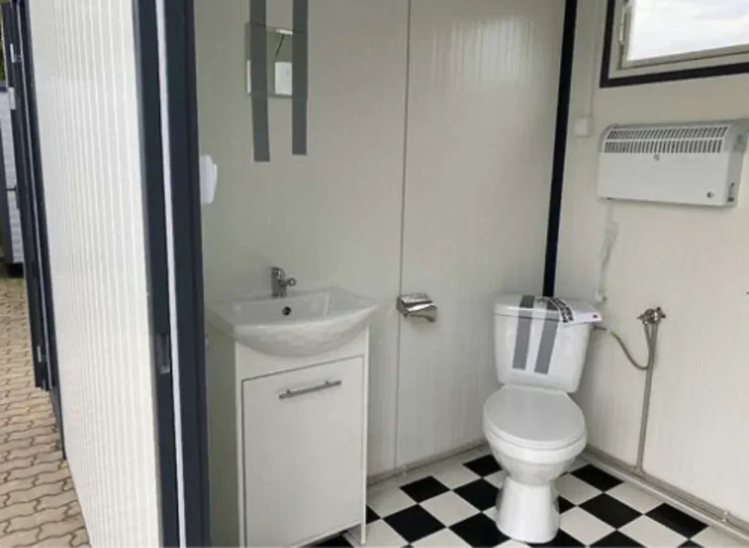 Sanitärcontainer 4 x 2 m mit Dusche und Doppel-WC – komplett ausgestatteter WC-Duschcontainer
