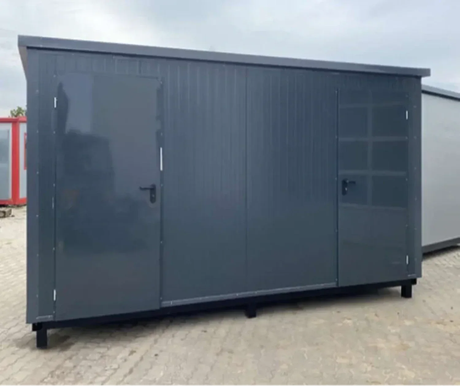 Sanitärcontainer 4 x 2 m mit Dusche und Doppel-WC – komplett ausgestatteter WC-Duschcontainer