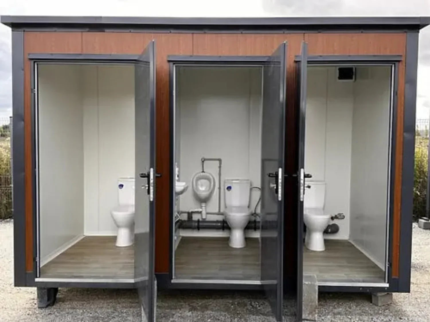 Sanitärcontainer vom Typ Pavilion mit Dreifachkabine