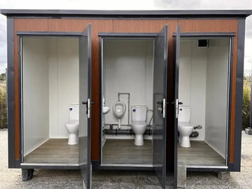 Sanitärcontainer vom Typ Pavilion mit Dreifachkabine