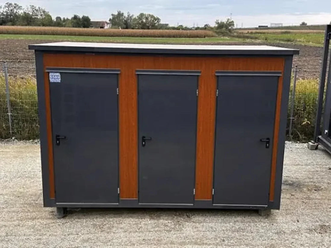Sanitärcontainer vom Typ Pavilion mit Dreifachkabine