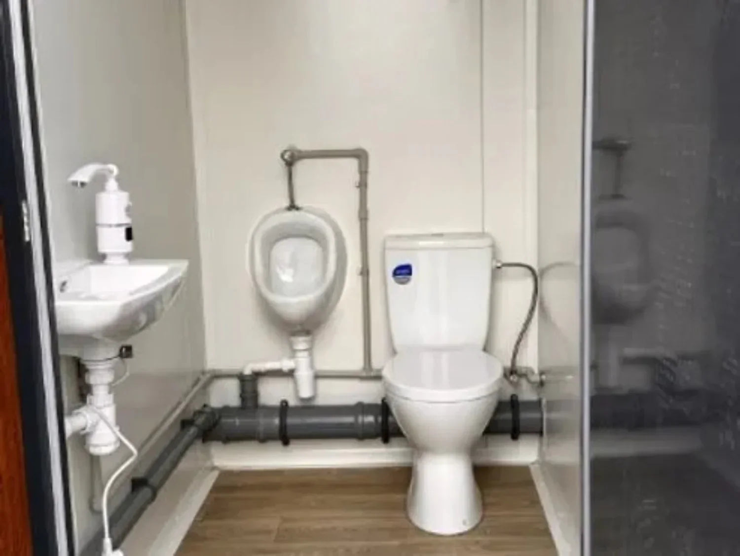Sanitärcontainer vom Typ Pavilion mit Dreifachkabine