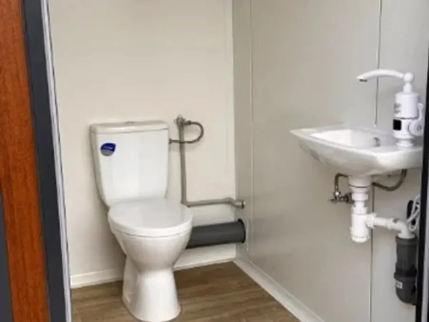 Sanitärcontainer vom Typ Pavilion mit Dreifachkabine