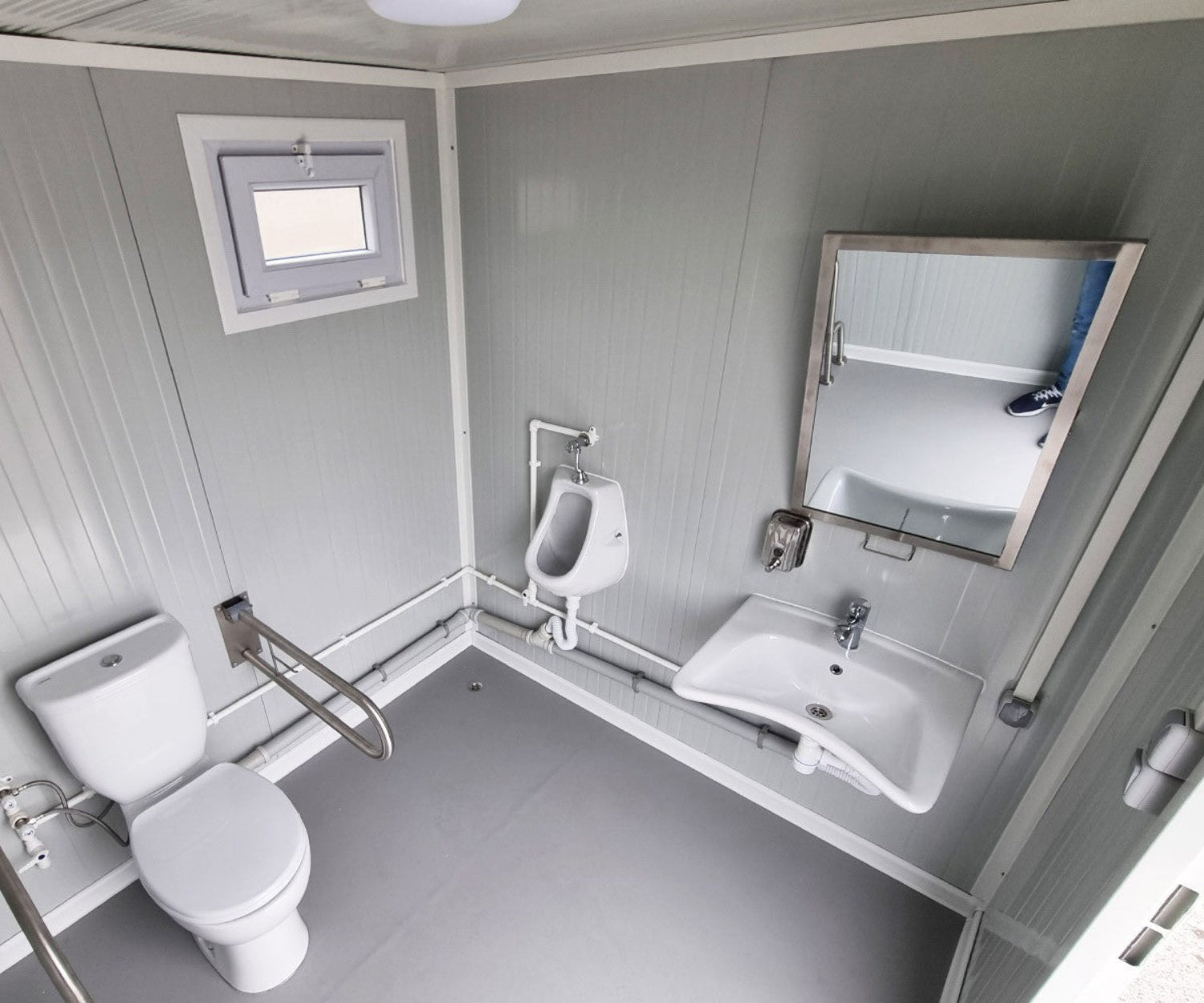 Behinderten Toilette - WC Container mit Rampe - barrierefrei