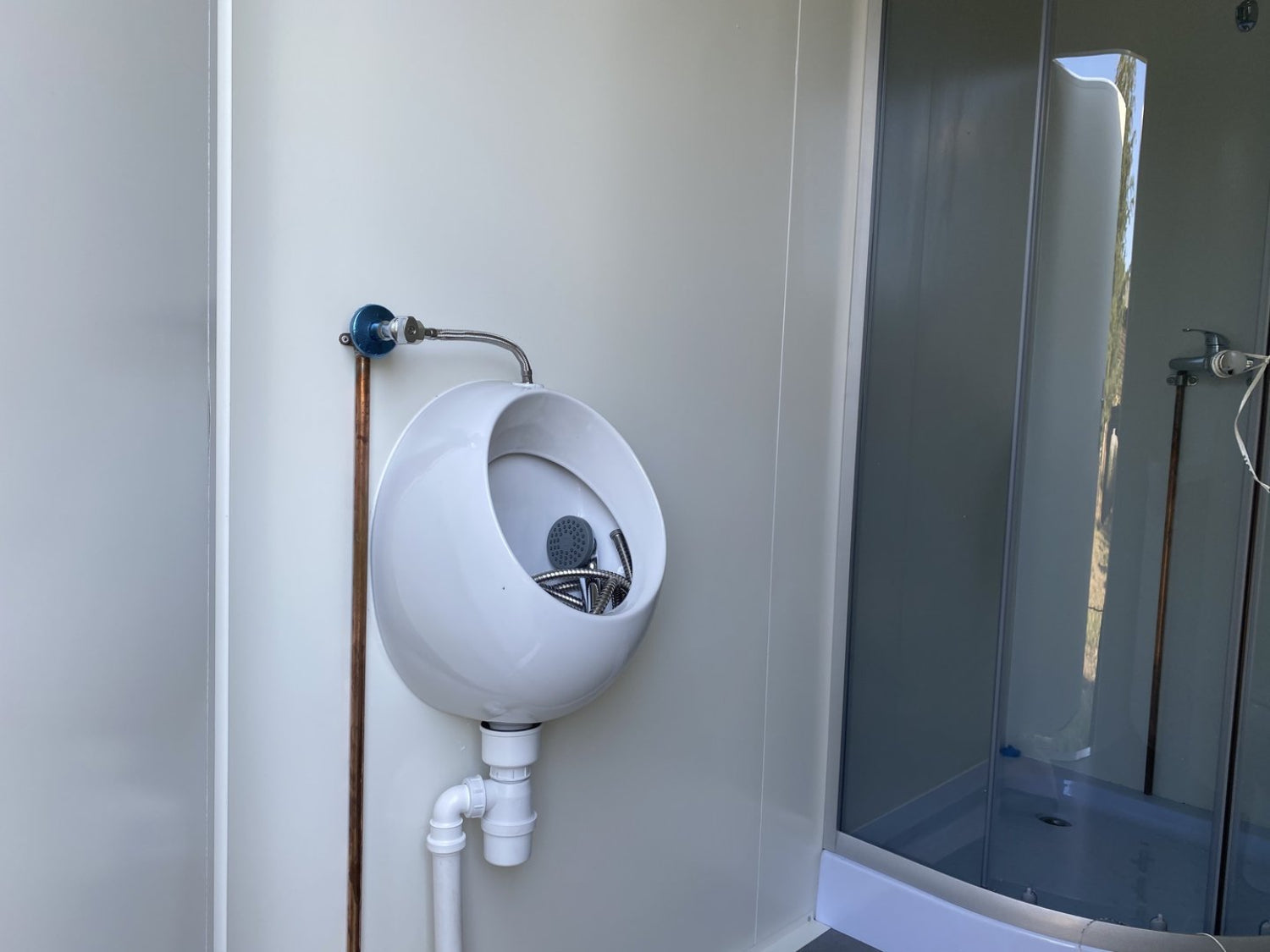 Mobiler_Toilettenwagen_mit_Doppel-WC_und_Dusche_Sofort_Einsatzbereit_ghh