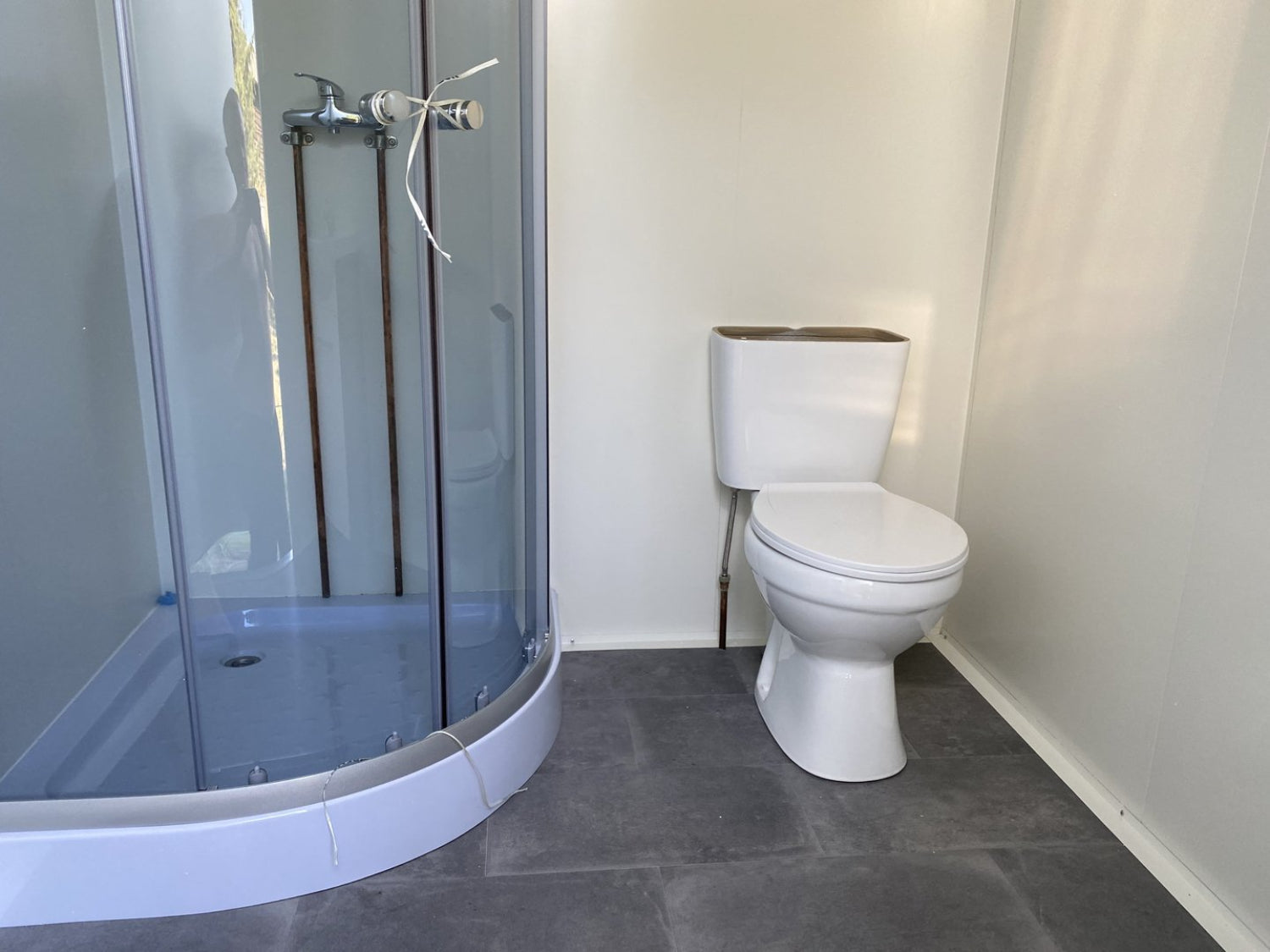 Mobiler_Toilettenwagen_mit_Doppel-WC_und_Dusche_Sofort_Einsatzbereit_ghh