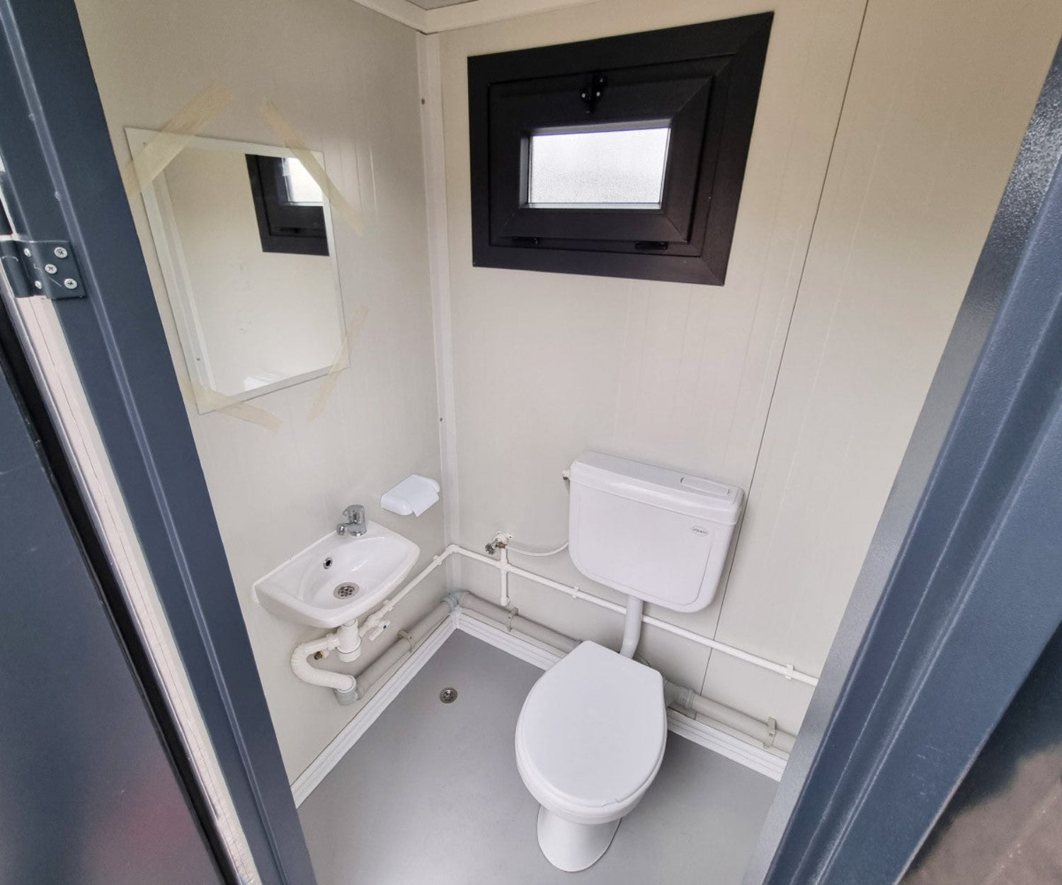 Sanitärcontainer - WC mit Waschbecken und Pissoir Anthrazit